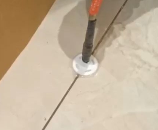 新县瓷砖空鼓维修公司专业解答瓷砖在铺贴过程中，如果没有涂抹均匀到位的粘结材料（如水泥砂浆或瓷砖胶），可能会导致以下问题