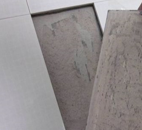 新县瓷砖空鼓维修公司分享瓷砖铺贴时如果打浆（即涂抹在瓷砖背面和基层上的砂浆或瓷砖胶）过少，会带来以下问题